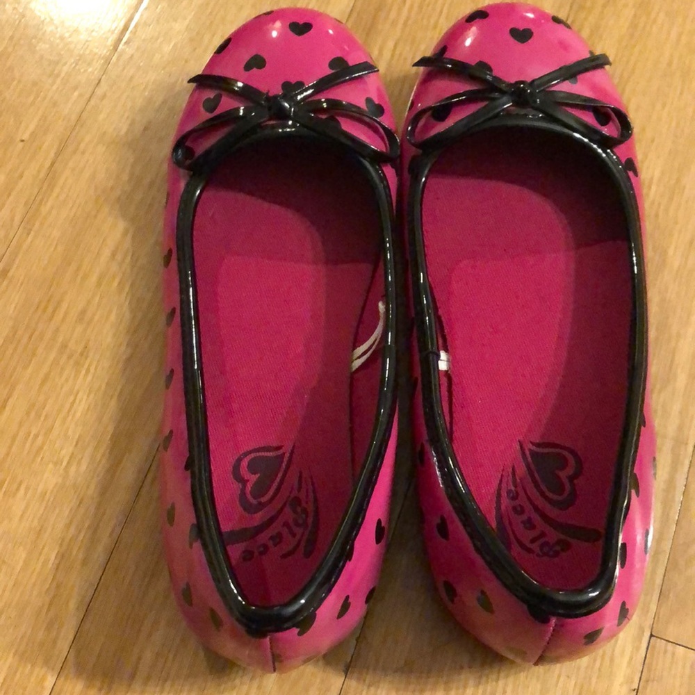 NWOT pink patent leather shoes with black hearts!